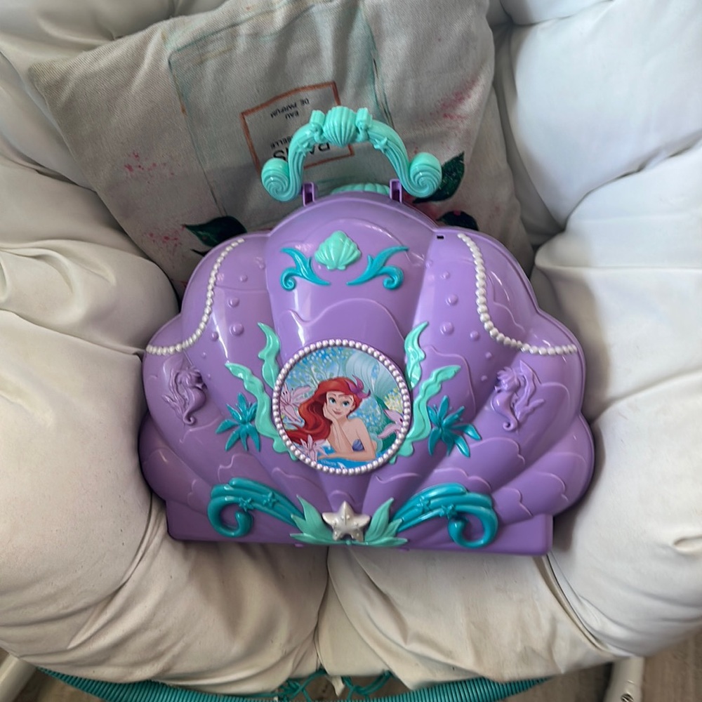 Beautiful Ariel vanity portable